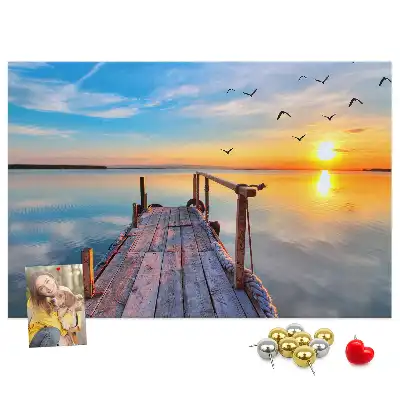 Korková nástenka s motívom jazera a móla