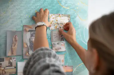 Korková nástenka s motívom umeleckého tekutého kameňa