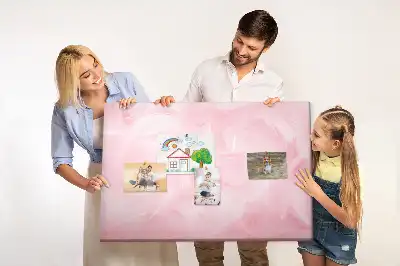 Korková nástenka s abstraktným motívom pierok