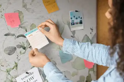 Korková nástenka s rastlinným motívom