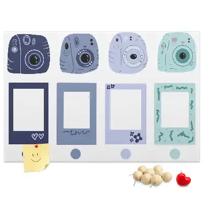 Korková nástenka s rámikmi na fotografie typu Polaroid