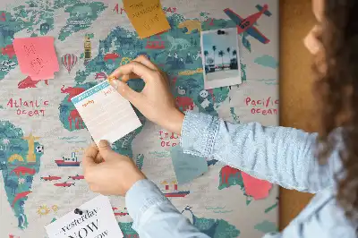 Korková nástenka s obrázkovou mapou sveta