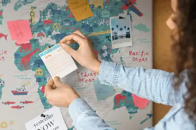 Korková nástenka s obrázkovou mapou sveta