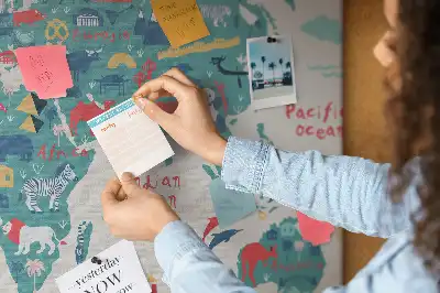 Korková nástenka s obrázkovou mapou sveta