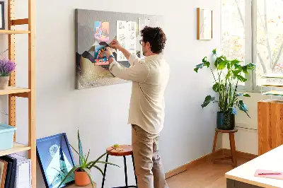 Korková nástenka s abstraktným motívom hôr