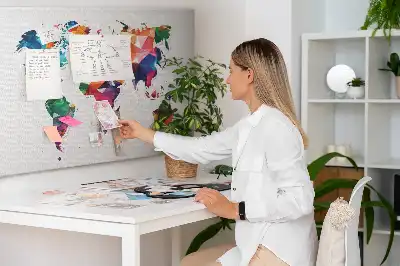 Korková nástenka s motívom mapy sveta a trojuholníkov