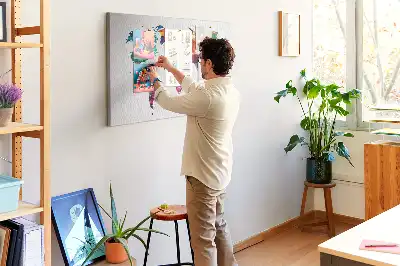 Korková nástenka s motívom mapy sveta a trojuholníkov