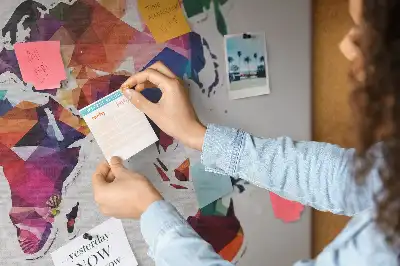 Korková nástenka s motívom mapy sveta a trojuholníkov
