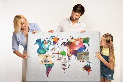 Korková nástenka s motívom mapy sveta a trojuholníkov