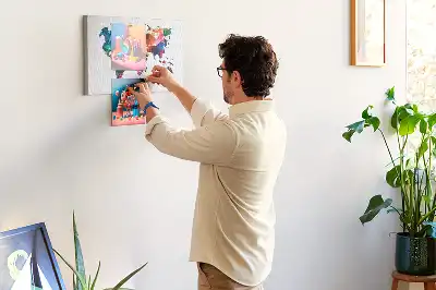Korková nástenka s motívom mapy sveta a trojuholníkov