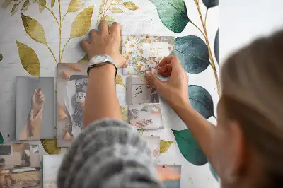 Nástenka do detskej izby so vzorom rastlinných listov