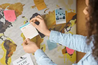 Korková nástenka s abstraktnou mapou sveta