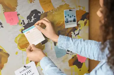 Korková nástenka s abstraktnou mapou sveta