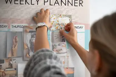 Korková nástenka so sedemdňovým organizérom na plánovanie úloh