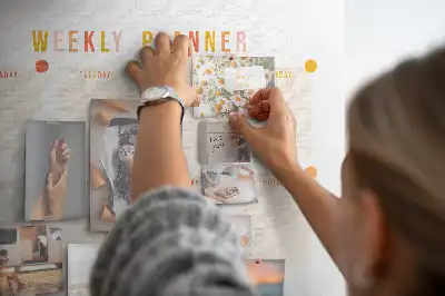 Korková nástenka so sedemdňovým harmonogramom