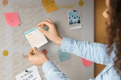 Korková nástenka so sedemdňovým harmonogramom