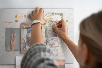 Korková nástenka so sedemdňovým harmonogramom