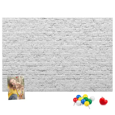 Nástenka do detskej izby so vzorom tehlovej steny
