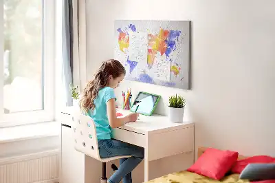 Korková nástenka s motívom maľovanej mapy sveta