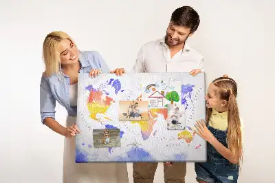 Korková nástenka s motívom maľovanej mapy sveta
