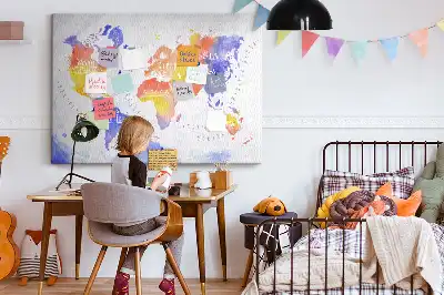 Korková nástenka s motívom maľovanej mapy sveta