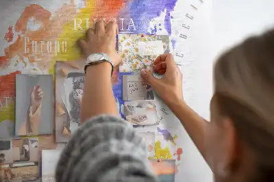 Korková nástenka s motívom maľovanej mapy sveta