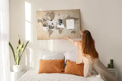 Korková nástenka s motívom maľovanej mapy sveta