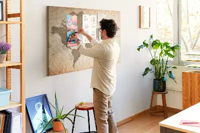 Korková nástenka s motívom maľovanej mapy sveta