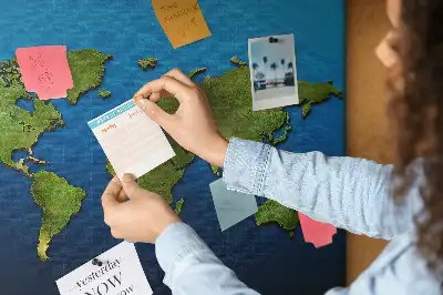 Korková nástenka s motívom kontúr štátov sveta