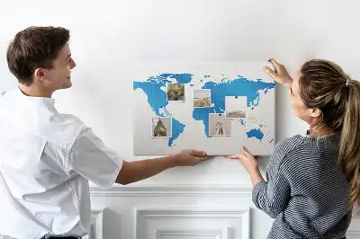 Korková nástenka s motívom obrysu pevnín a oceánov