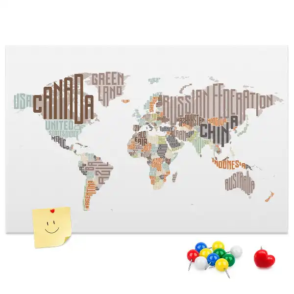 Korková nástenka s mapou a farebnými písmenami