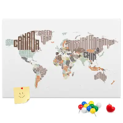 Korková nástenka s mapou a farebnými písmenami
