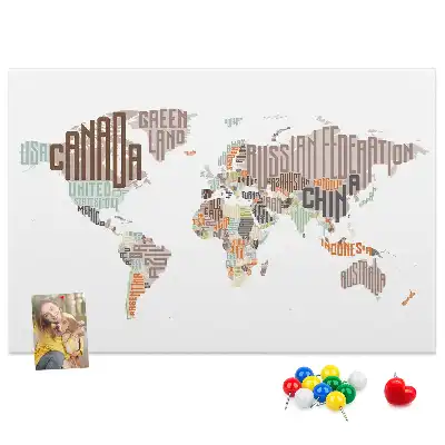 Korková nástenka s mapou a farebnými písmenami