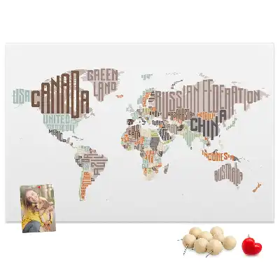Korková nástenka s mapou a farebnými písmenami