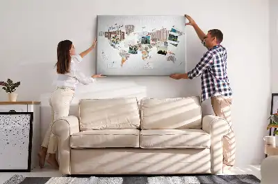 Korková nástenka s mapou a farebnými písmenami