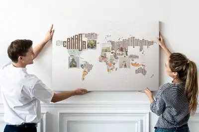 Korková nástenka s mapou a farebnými písmenami