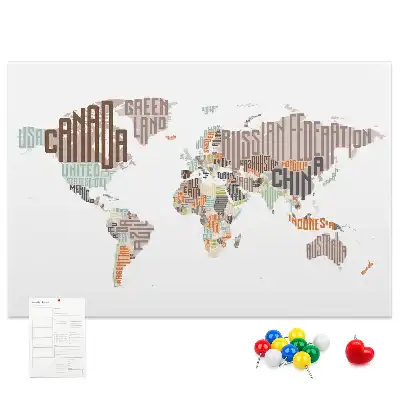 Korková nástenka s mapou a farebnými písmenami