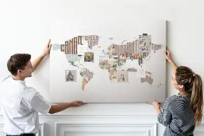 Korková nástenka s mapou a farebnými písmenami