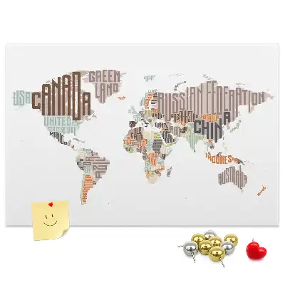 Korková nástenka s mapou a farebnými písmenami