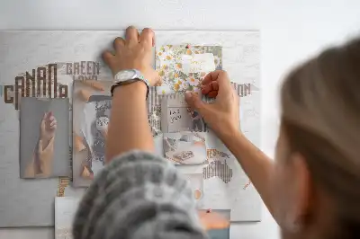 Korková nástenka s mapou a farebnými písmenami