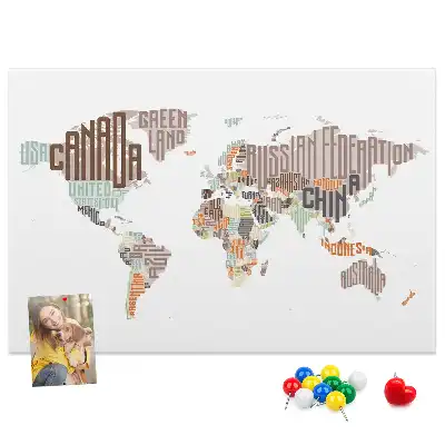 Korková nástenka s mapou a farebnými písmenami