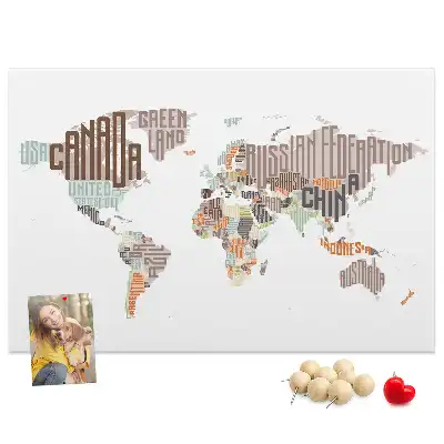 Korková nástenka s mapou a farebnými písmenami